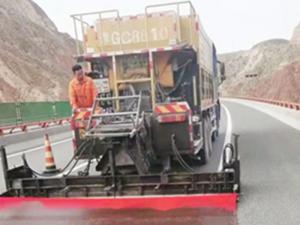 微表处工程│案例 2021年凯迈公路养护公司在甘肃G6京藏高速白兰段进行微表处施工